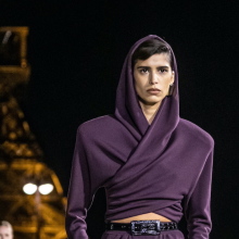 Κουκούλες πολυτελείας: το trend που θα κυριαρχήσει για τον χειμώνα του 2022-2023 και συνδυάζει το γκλαμ με τη ζεστασιά.