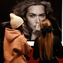 Πορτρέτο της Κέιτ Γουίνσλετ σε φωτογραφική έκθεση της Pirelli