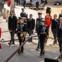 Βρετανία: Νέα πλοκή στο σίριαλ; Πιθανή θεωρεί ο βρετανικός Τύπος μια συμφιλίωση του πρίγκιπα Χάρι και της βασιλικής οικογένειας πριν από τη στέψη του Καρόλου	