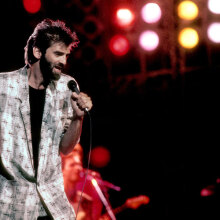 Ο τραγουδιστής και συνθέτης Kenny Loggins επί σκηνής σε συναυλία του Λος Άντζελες το 1985