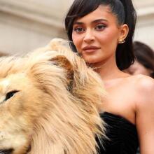 Κάιλι Τζένερ: Σάλος με την εμφάνισή της - «Φόρεσε» ψεύτικο κεφάλι λιονταριού!