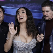 Σάλμα Χάγιεκ: Με διχτυωτό φόρεμα στο κόκκινο χαλί