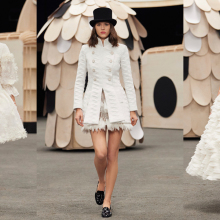 Chanel: Η επίδειξη της υψηλής ραπτικής ήταν εμπνευσμένη από το διαμέρισμα της Coco Chanel