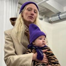 Η Maggie Maurer θηλάζει το μωρό της backstage στο show του Schiaparelli, σε μια εντυπωσιακή φωτογραφία