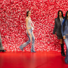 Diesel F/W 2023: To show που αποθέωνε το σεξ είχε ένα βουνό από προφυλακτικά στο background