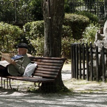 Συνταξιούχος σε παγκάκι διαβάζει την εφημερίδα του