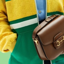 Gucci «1955 Horsebit»: Όλα όσα πρέπει να ξέρεις για την ιστορική τσάντα που διαφήμισε η Έλενα Γαλίφα