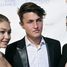 Anwar Hadid: Όσα ξέρουμε για τον μικρό αδελφό της Τζίτζι και της Μπέλα Χαντίντ.