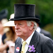 Άντριου Πάρκερ Μπόουλς: Ο πρώην σύζυγος της Καμίλα παρευρέθηκε στη στέψη του Κάρολου