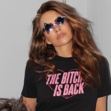 Η Ελίζαμπεθ Χάρλεϊ με μπικίνι για τα 58α γενέθλιά της