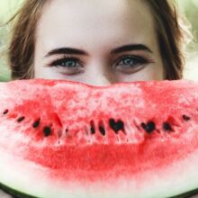 Συμβουλές ομορφιάς: Ποιες συνήθειες μπορούμε να υιοθετήσουμε στη φροντίδα της επιδερμίδας και στο μακιγιάζ μας το καλοκαίρι.