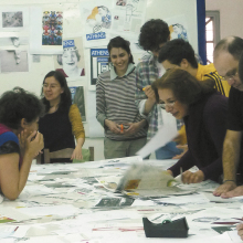 Oι φοιτητές του Εργαστηρίου Γραφικών Τεχνών Τυπογραφίας και Τέχνης του Βιβλίου της Ανωτάτης Σχολής Καλών Τεχνών επεμβαίνουν και δημιουργούν το τεύχος της Athens Voice 342. Μαζί τους η καθηγήτριά τους Λεώνη Βιδάλη και οι διδάσκοντες Πατρίτσια-Ευγενία Δεληγιάννη και Κώστας Μπάκας.