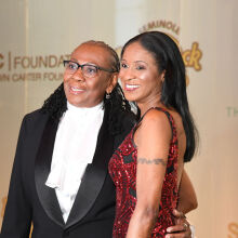 Στα αριστέρα η Gloria Carter με τη σύζυγό της Roxanne Wiltshire 