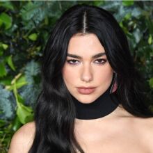 Ντούα Λίπα (Dua Lipa): Η ιστορία του κοριτσιού από την Πρίστινα που κάνει διαπλανητική καριέρα, υπερασπίζεται τη γυναικεία ενδυνάμωση και την κοινωνική ισότητα. 