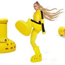 Οι MSCHF παρουσίασαν τις μπότες Big Red Boots (Yellow) σε συνεργασία με την Crocs.