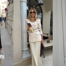 Η άνεση και η κομψότητα φέτος ακούνε στο όνομα σατέν φούστα