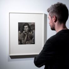 H εμβληματική λήψη της «Μετανάστριας Μητέρας» της Ντοροθέα Λανγκ ©Ian Gavan/Getty Images for Barbican Art Gallery