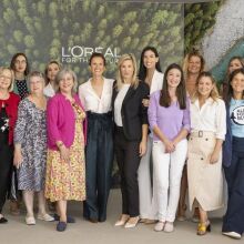 Φίλιππος Μιχόπουλος, L’Oréal for the Future Leader της L’Oréal Hellas, Δήμητρα Πετρίδη, Corporate Affairs & Engagement Director, Alessandra Delfini, Country Managing Director L’Oréal Hellas με τους εκπροσώπους των ΜΚΟ που έχει συνεργαστεί η L’Oréal Hellas