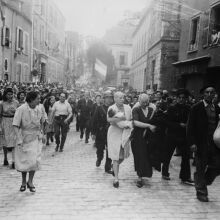 Πορεία της ντροπής για μια Γαλλίδα με το μωρό της από Γερμανό πατέρα και τη μητέρα της, με ξυρισμένα κεφάλια ως τιμωρία για τη συνεργασία τους με τους κατακτητές ©Robert Capa/Getty Images