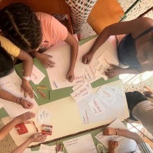 Μαθήτριες Ρομά και μη στο 3ο Δημοτικό σχολείο Γαστούνης γράφουν τα όνειρά τους σε χαρτιά