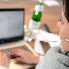 DW: Τετραήμερη εργασία δοκιμάζουν γερμανικές εταιρείες