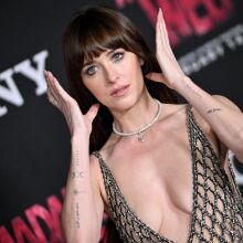 Ντακόντα Τζόνσον: Όλα τα βλέμματα στο see through φόρεμα με κρύσταλλα