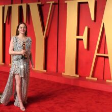 H Έμμα Στόουν με το χρυσό αγαλματάκι στο Vanity Fair Oscars Party