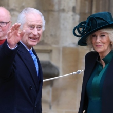 Έκπληξη από τον βασιλιά Κάρολο - Πλησίασε τα πλήθη μετά την Θεία Λειτουργία