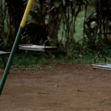 Τρεις άδειες κούνιες σε μια αυτοσχέδια παιδική χαρά, όπου θα μπορούσαν να παίζουν η Μαντλίν, ο Μπεν και ο Άλεξ