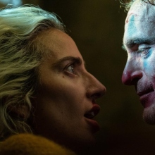 Joaquin Phoenix ως Joker και η Lady Gaga ως Harley Quinn αγκαλιασμένοι