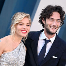 Sienna Miller: Οι νεότερες γενιές ανδρών προσαρμόζονται ευκολότερα