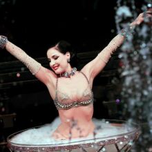 Dita Von Teese: Το εντυπωσιακό σόου στο Fashion Week του Παρισιού 