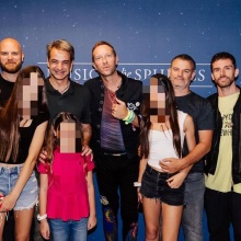 Ο πρωθυπουργός Κυριάκος Μητσοτάκης με τη σύζυγό του και τους Coldplay