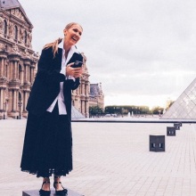 Βόλτα στο Λούβρο για την Σελίν Ντιόν λίγο πριν την τελετή έναρξης των Ολυμπιακών Αγώνων