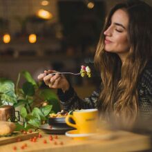 Eat your retinol: Το TikTok δίνει (άλλη) μια μαγική συνταγή αντιγήρανσης