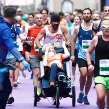 Κόλιν Φάρελ: Έτρεξε στον Μαραθώνιο του Δουβλίνου σπρώχνοντας φίλη του σε αμαξίδιο