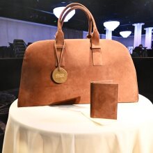 H πολυπόθητη τσάντα με τα δώρα των Χρυσών Σφαιρών