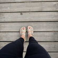 Birkenstock: Μηνύει αντίπαλη εταιρεία για αντιγραφή των σανδαλιών της