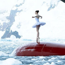 Μπαλαρίνα μαγεύει με τον χορό της στην άκρη του κόσμου