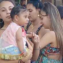 Νεαρές μητέρες στο προσκύνημα του Άι Γιάννη του Ρώσου στην Εύβοια