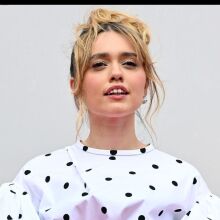 Έιμι Λου Γουντ: H σταρ του White Lotus απάντησε για πρώτη φορά στα σχόλια για τα δόντια της