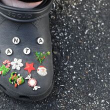 Crocs: Γιατί η στρατηγική της με τα jibbitz έφερε τεράστια έσοδα