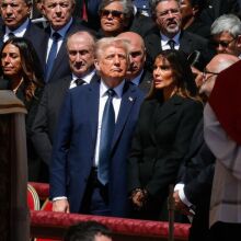 Τραμπ: Ενδυματολογικό faux pass στην κηδεία του Πάπα Φραγκίσκου με το navy blue κουστούμι