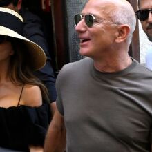 Τζέφ Μπέζος και Λορέν Σάντσεζ εμφανίζονται για πρώτη φορά μετά τον λαμπερό γάμο τους στη Βενετία