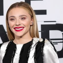 Κλόι Γκρέις Μορέτζ: Παντρεύτηκε την Κέιτ Χάρισον με μπλε νυφικό