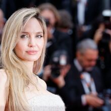 Εντυπωσιακή αλλαγή για την Αντζελίνα Τζολί: Εμφανίστηκε με ξανθό καρέ στο Λονδίνο