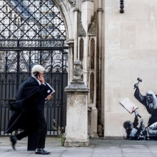 έργο του Banksy έξω από τα Δικαστήρια του Λονδίνου