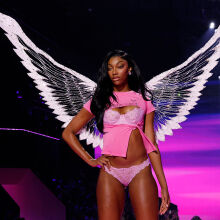 Η Άντζελ Ρις έγινε η πρώτη επαγγελματίας αθλήτρια που περπατά στο Victoria’s Secret Fashion Show