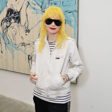 Πέθανε στα 66 χρόνια της η σχεδιάστρια μόδας Παμ Χογκ