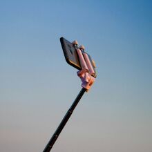 Το AI «content» απειλεί να τινάξει στον αέρα την influencer economy